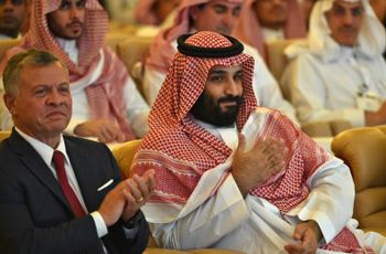 Saudi Crown Prince Mohammed bin Salman (right) and Jordan's King Abdullah II  (L) attend the Future Investment Initiative FII conference in the Saudi capital Riyadh on October 23, 2018