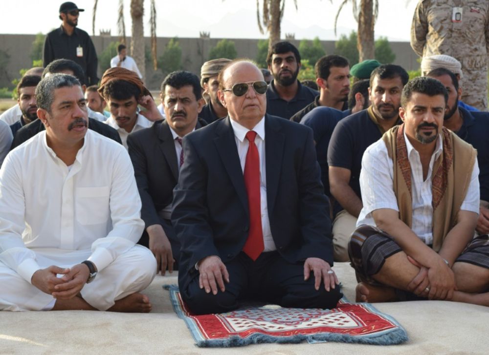 Le Premier ministre Khaled Bahah et le président Abd Rabbo Mansour Hadi lors de la prière de l'Aïd al-Adha le 24 septembre 2015 à Aden