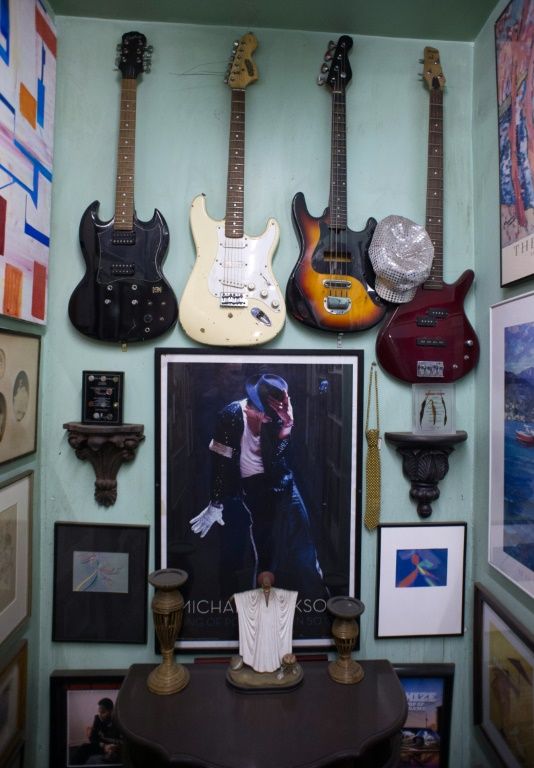 Guitars Of The Greats Rock Halls Of New York's Met Museum I24news