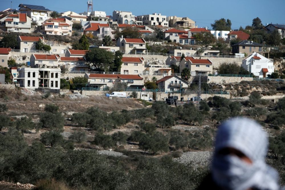 Un palestinien devant l'implantation israélienne de Kedumim près de Naplouse, en Cisjordanie
