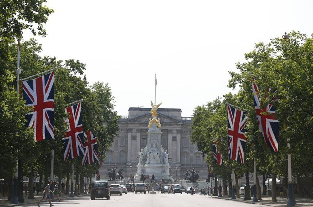 Image d'illustration / Les drapeaux de l'Union britannique flottent sur le Mall menant au palais de Buckingham (en arrière-plan) dans le centre de Londres, le 22 juillet 2013.