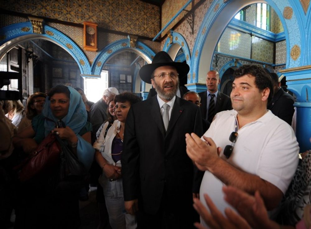 Le grand-rabbin Gilles Bernheim aux côtés de René Trabelsi lors d'une visite à la Ghriba en 2010