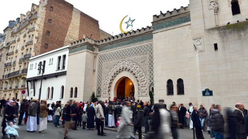 L'édifice est le premier lieu de culte musulman à avoir été construit en France métropolitaine.