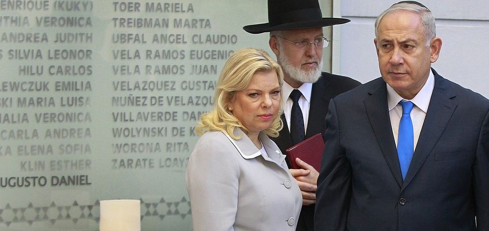 Le Grand-rabbin Gabriel Davidovich aux côtés de Benyamin et Sara Netanyahou, le 11 septembre 2017 à Buenos-Aires