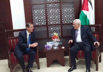 Opposition leader Isaac Herzog meets with Palestinian Authority President Mahmoud Abbas in Ramallah, August 18 2015