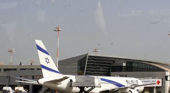 طائرة ركاب اسرائيلية في مطار بن غوريون بمحيط تل ابيب
