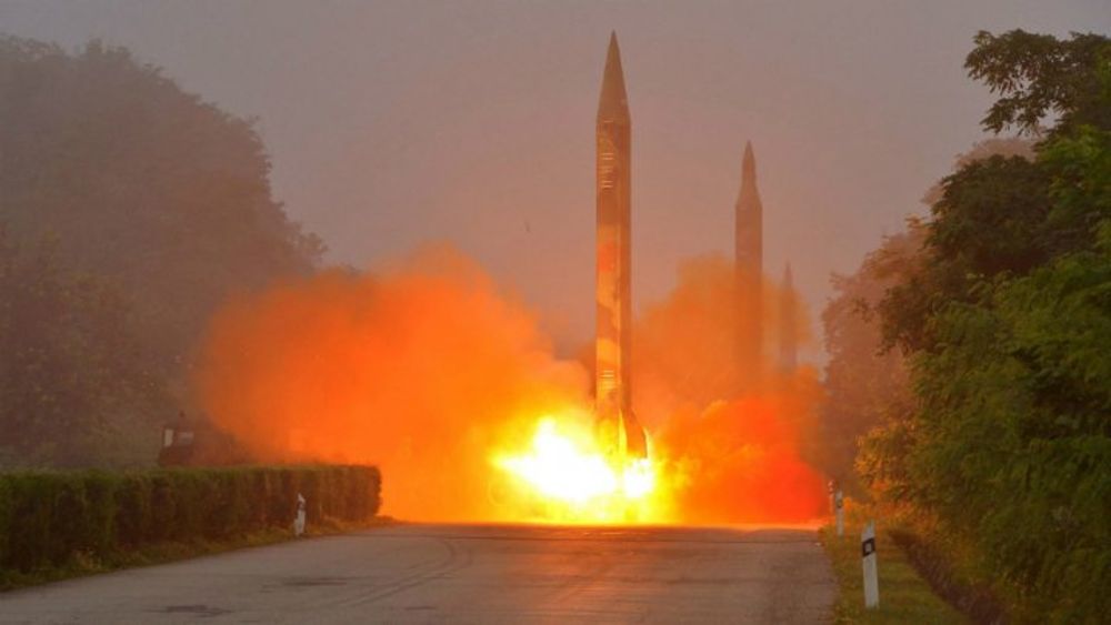 Photo non datée publiée par l'agence de presse officielle de la Corée du Nord, montrant un missile nord-coréen tiré par Pyongyang
