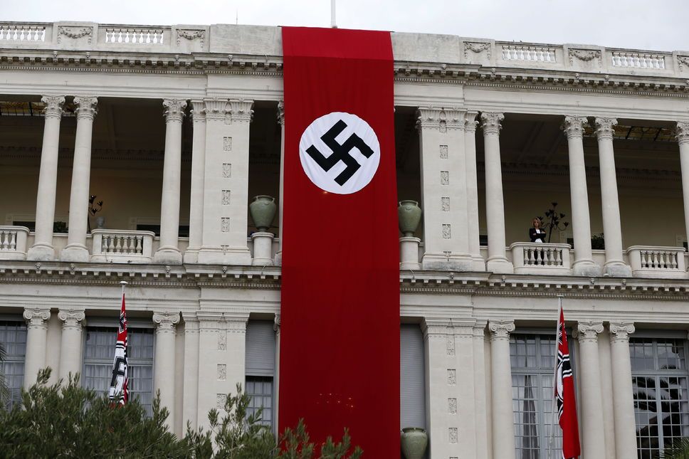 Un drapeau nazi sur la façade de la préfecture pour les besoins d'un film