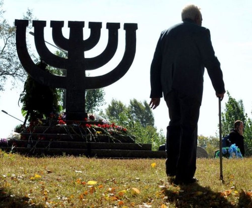 Illustration - Un homme devant le mémorial aux victimes de Babi Yar en Ukraine