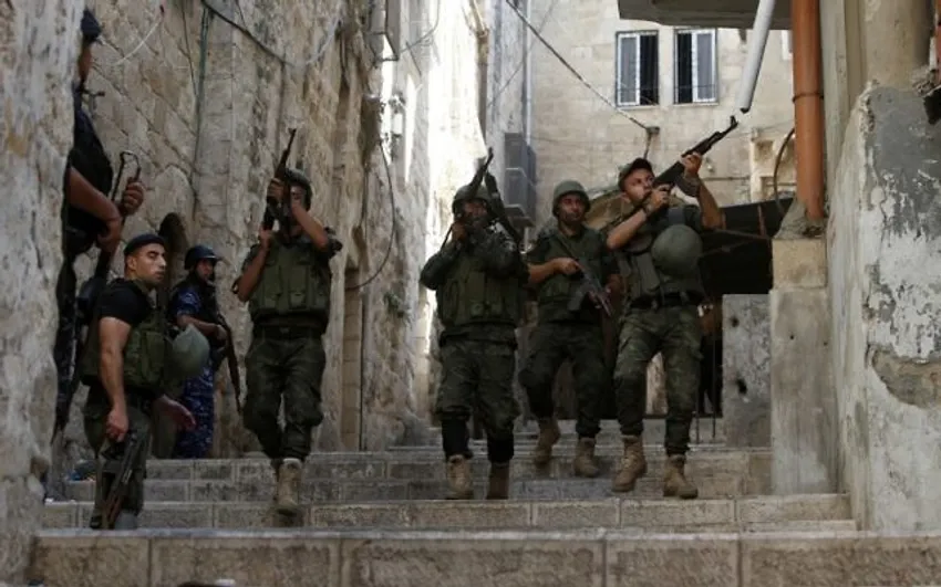 Forces de sécurité palestiniennes en patrouille dans la ville de Naplouse, en Cisjordanie, après des affrontements, le 19 août 2016.