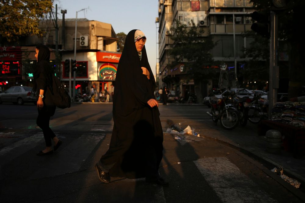 Illustration - Une femme dans les rues de Téhéran en Iran, le 24 août 2017