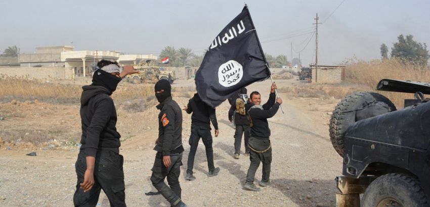 Des combattants de Daech affichent le drapeau du groupe djihadiste après une victoire contre l'armée irakienne dans la province de Diyala, en janvier.