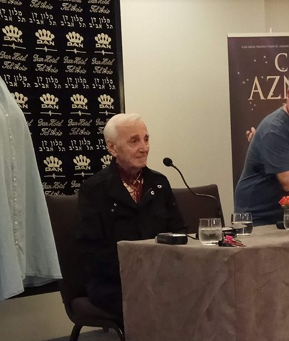 Le chanteur Charles Aznavour lors d'une conférence de presse à Tel-Aviv le 26.10.2017
