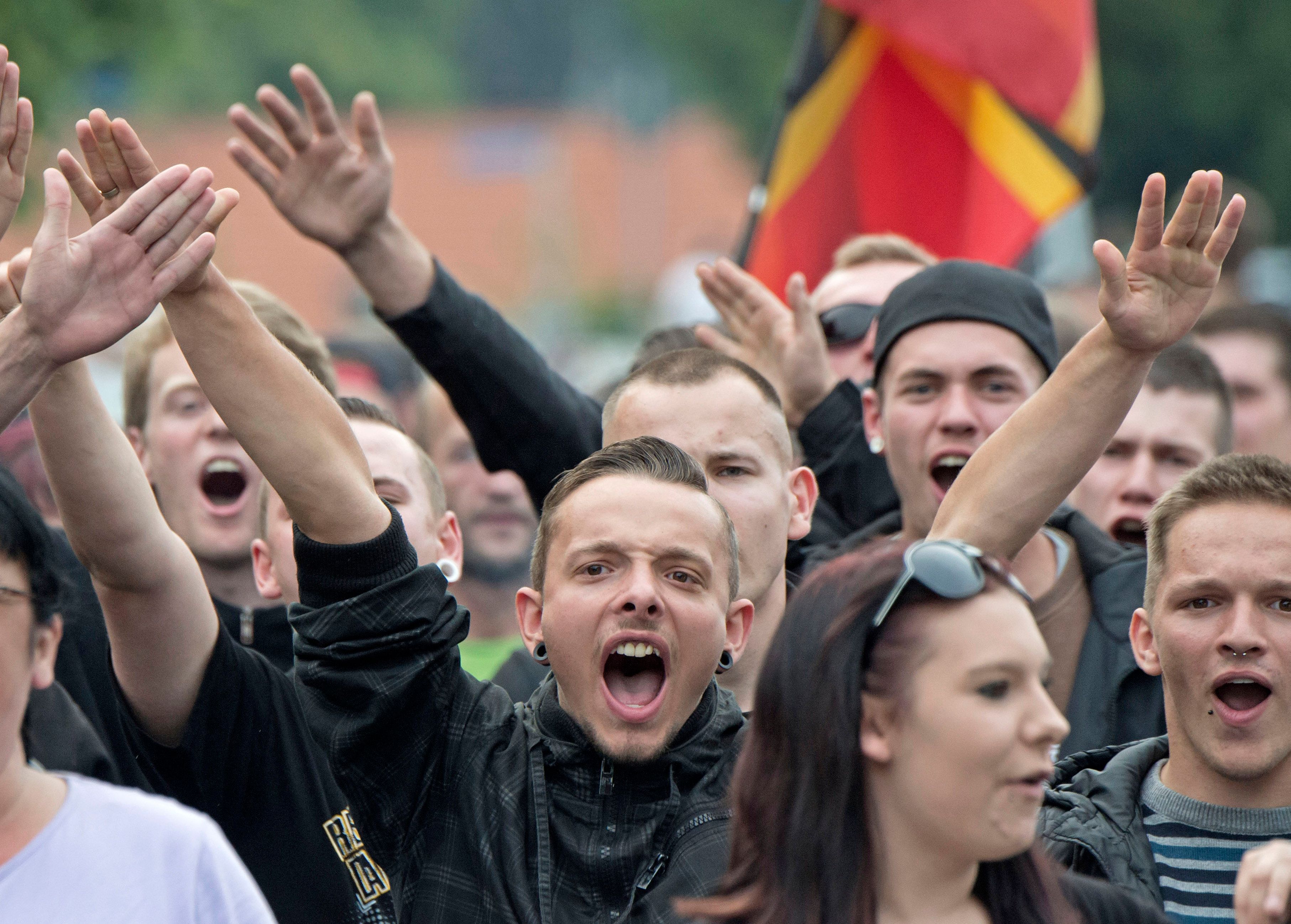 Немецкие люди фото. Современные жители Германии. Толпа людей в Германии. Германия общество. Немцы люди.