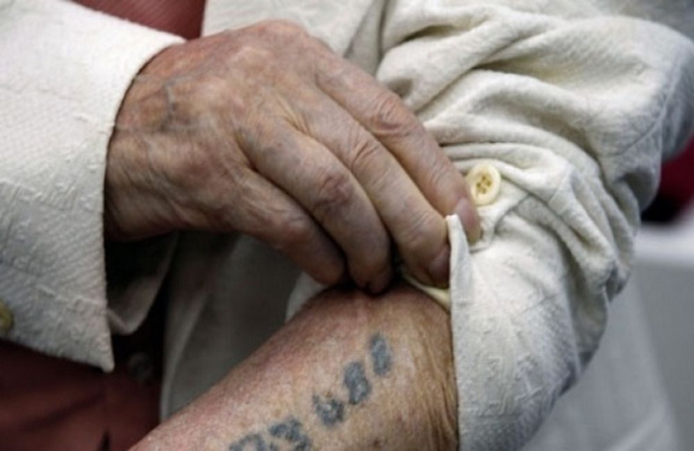 Bras tatoué d'un survivant de la Shoah