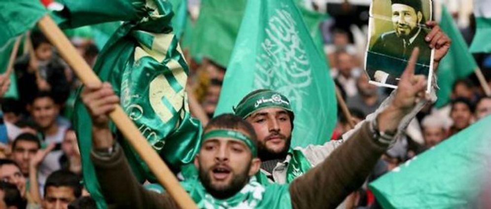 Des militants du Hamas palestinien brandissant un portrait d’Hassan el-Banna, fondateur des Frères musulmans, le 14 décembre 2012