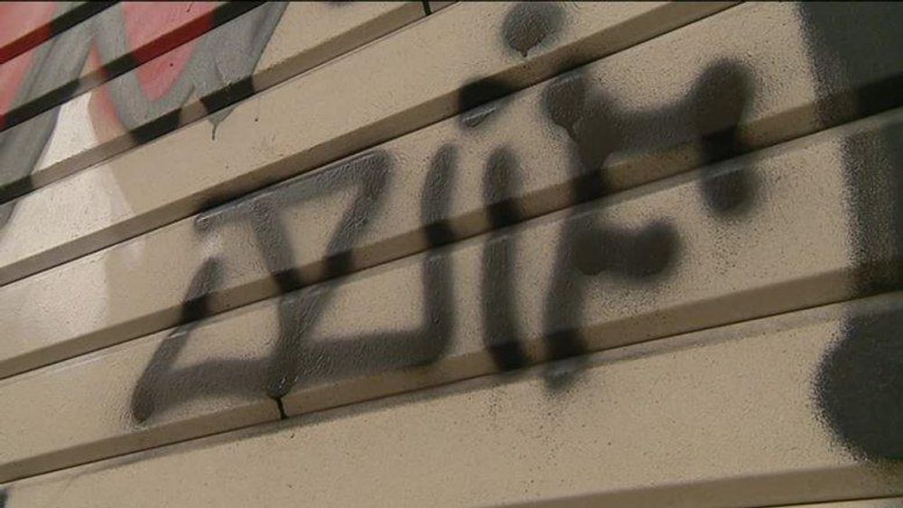 Le mot "juif" tagué sur des devantures de commerces et des portes de garages du 6e arrondissement de Marseille.