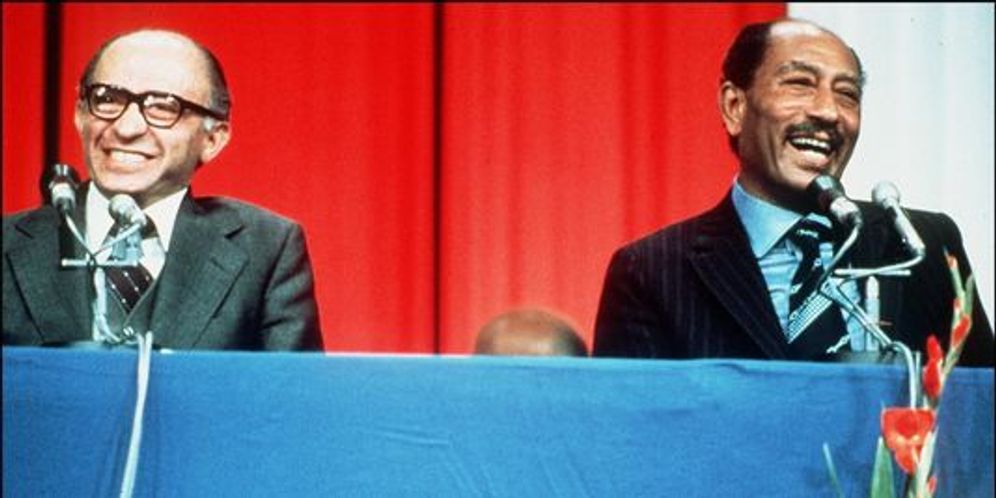 Le premier ministre israélien Menahem Begin (à gauche) et le président égyptien Anouar El-Sadate lors d'une conférence de presse commune donnée le 20 novembre 1977, à l'occasion de la visite historique du raïs à Jérusalem.