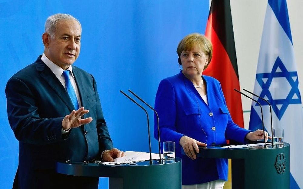 La chancelière allemande Angela Merkel (à droite) et le Premier ministre Benjamin Netanyahu s'expriment lors d'une conférence de presse à l'issue d'une réunion à la Chancellerie de Berlin le 4 juin 2018.