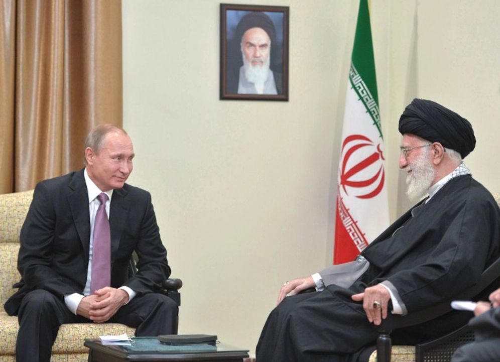 Le président russe Vladimir Poutine, à gauche, avec le Guide suprême iranien, l’ayatollah Ali Khamenei, à Téhéran, le 23 novembre 2015.