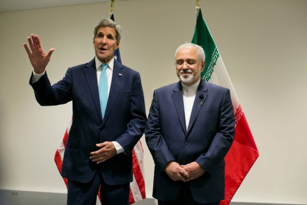 Le secrétaire d'État américain John Kerry (à gauche) a appelé son homologue iranien le ministre des Affaires étrangères Mohammad Javad Zarif (à droite), avec lequel il a noué des liens lors des négociations sur l'accord nucléaire iranien