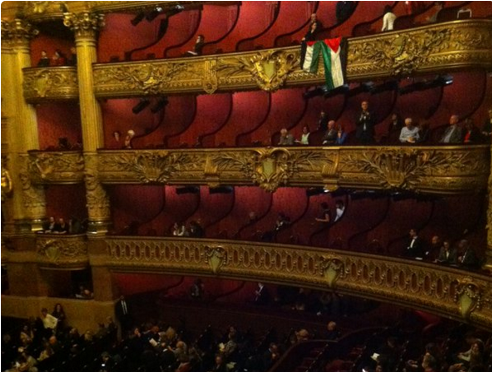 Drapeaux palestiniens avant le début de la première de la troupe de danse israélienne Batsheva à l'Opéra Garnier de Paris le 05/01/2016