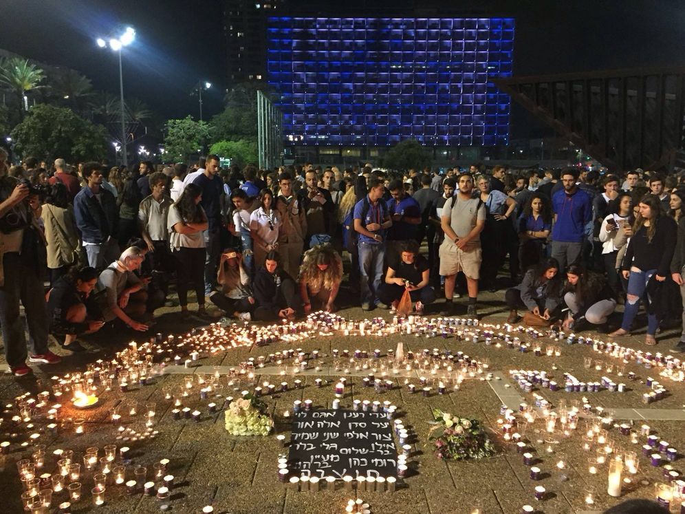 i24NEWS Des milliers de jeunes à Tel-Aviv pour une cérémonie en mémoire des 10 morts dans les intempéries