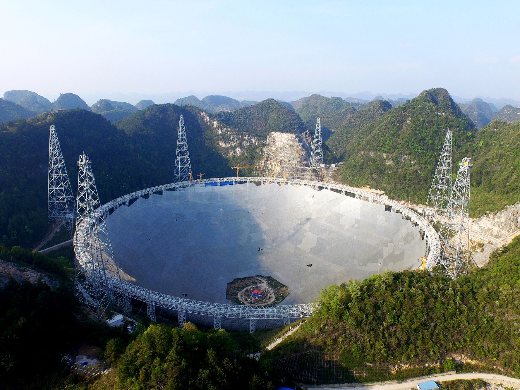 Самый большой телескоп в мире находится. Радиотелескоп в Китае fast. Самый большой телескоп в мире Китай. Телескоп фаст в Китае. Радиотелескоп в Китае самый большой в мире.