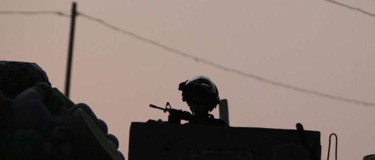 جندي اسرائيلي في حاجز عسكري