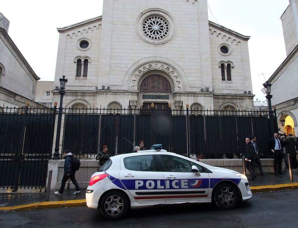 AP/Claude Paris Une voiture de police est arrêtée devant la synagogue.