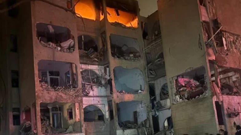 ضربة مباشرة في عراد: تدمير ثمانية مبانٍ بالكامل وإصابة أكثر من 64 شخصًا، سبعة منهم في حالة خطيرة