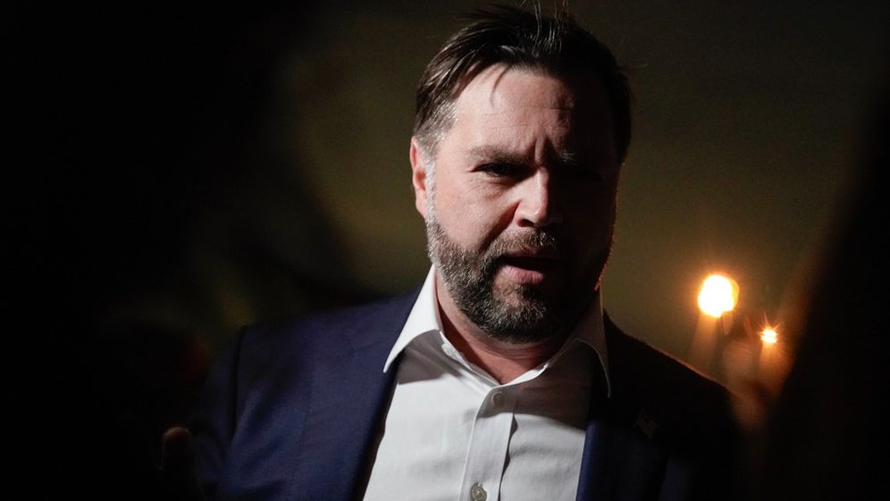 Le vice-président américain JD Vance s'adresse aux journalistes à son arrivée à la base militaire d'Andrews, dimanche 19 octobre 2025, après avoir assisté aux célébrations du 250e anniversaire du corps des Marines à Camp Pendleton, en Californie.