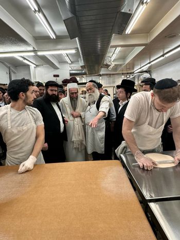 Le rabbin Pinto a préparé des matsot à Williamsburg