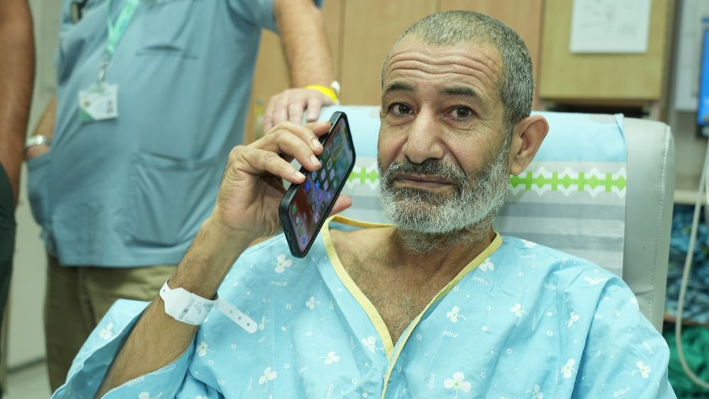 L'otage secouru Qaid Farhan Alkadi s'entretient au téléphone avec le Premier ministre Benjamin Netanyahou à l'hôpital Soroka.