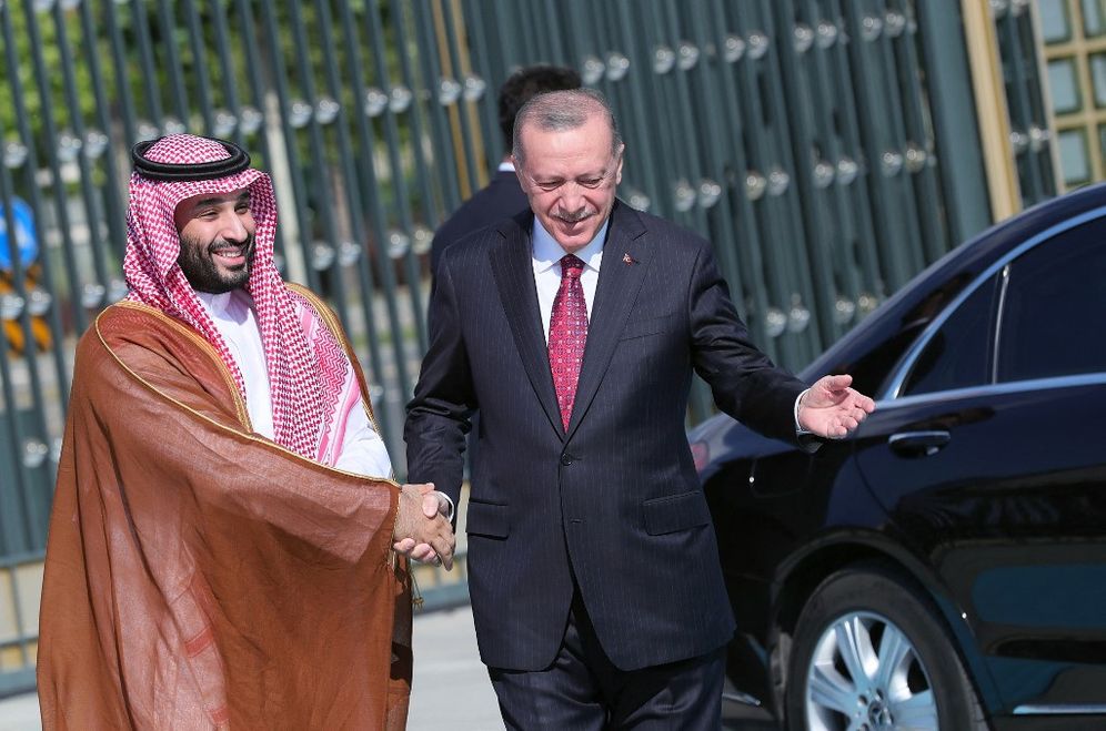 AFP PHOTO /HANDOUT/TURKISH PRESIDENTIAL PRESS OFFICE Turkey's President Recep Tayyip Erdogan (R) welcoming Crown Prince of Saudi Arabia Mohammed bin Salman during an official ceremony at the Presidential Complex in Ankara, on June 22, 2022.