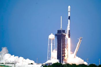 صاروخ سبيس إكس فالكون 9 مع الدفعة 26 من حوالي 60 قمرا صناعيا لشبكة ستارلينك عريضة النطاق التابعة لشركة سبيس إكس ينطلق من منصة 39A في مركز كينيدي للفضاء في كيب كانافيرال ، فلوريدا ، الثلاثاء 4 مايو 2021.