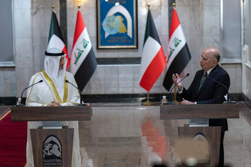 وزير الخارجية العراقي فؤاد حسين (يمين) ونظيره الكويتي الزائر الشيخ سالم عبد الله الجابر الصباح (يسار) يحضران مؤتمراً صحفياً في بغداد، العراق، يوم الأحد 30 يوليو/تموز 2023