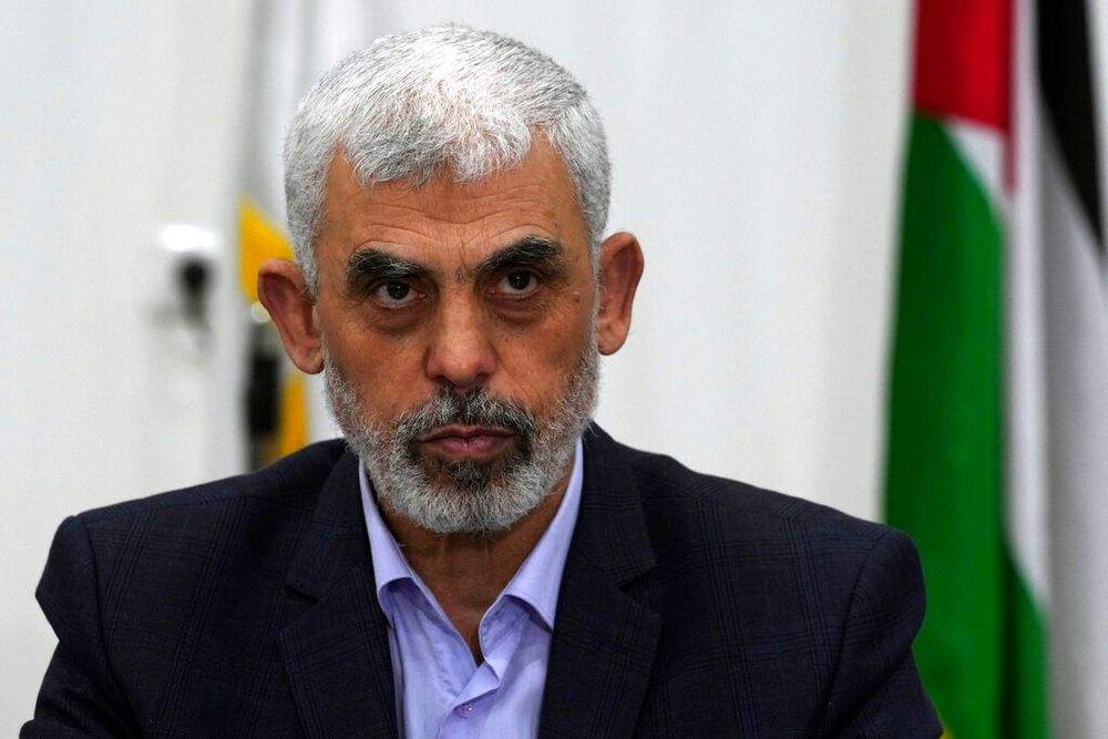 Yahya Sinwar, chefe do Hamas em Gaza, preside uma reunião com líderes de facções palestinas em seu escritório na cidade de Gaza, quarta-feira, 13 de abril de 2022.