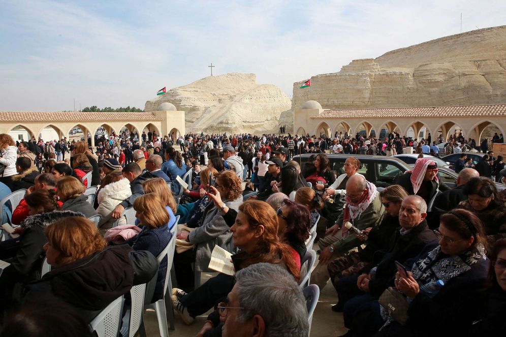 Des pèlerins catholiques assistent à une messe à l'extérieur de l'église du Baptême du Christ à environ 60 km au sud-ouest de la capitale jordanienne Amman, le 13 janvier 2023.