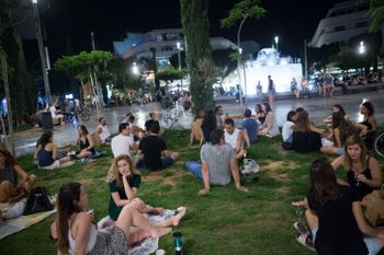 Des Israéliens pique-niquent sur la place Dizengoff à Tel Aviv, car tous les restaurants, cafés et bars sont toujours fermés, 20 mai 2020.