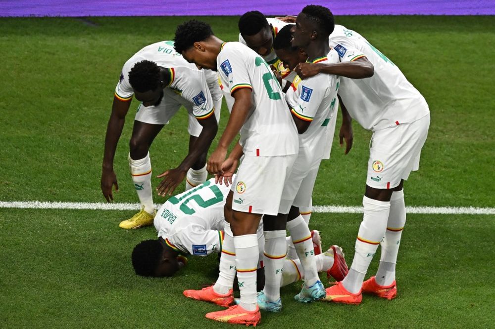 يحتفل مهاجم السنغال 20 بامبا دينج بتسجيل الهدف الثالث لفريقه مع زملائه خلال مباراة قطر 2022 في المجموعة الأولى لكرة القدم بين قطر والسنغال على ملعب الثمامة بالدوحة في 25 نوفمبر 2022.