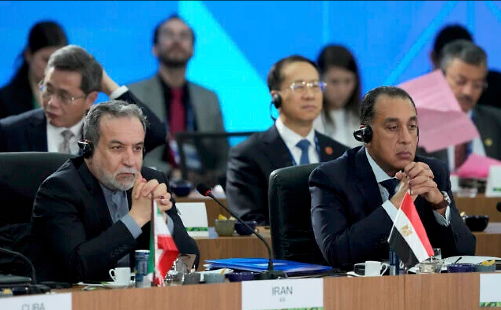 Le ministre iranien des Affaires étrangères Abbas Araghchi, à gauche, et le Premier ministre égyptien Mostafa Madbouly lors du 17e sommet annuel des BRICS à Rio de Janeiro, le 6 juillet 2025.