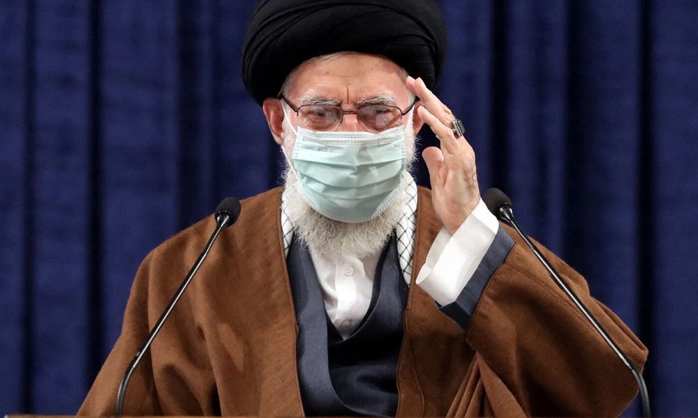 Une photo fournie par le site officiel du guide suprême iranien, Ayatollha Ali Khamenei, le montre en train de faire des gestes lors d'une vidéoconférence à Téhéran, le 17 février 2022.