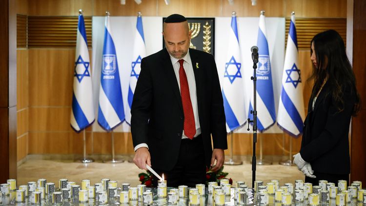 Allumage de veilleuses en mémoire des victimes de la Shoah, à la Knesset, le 24.04.2025