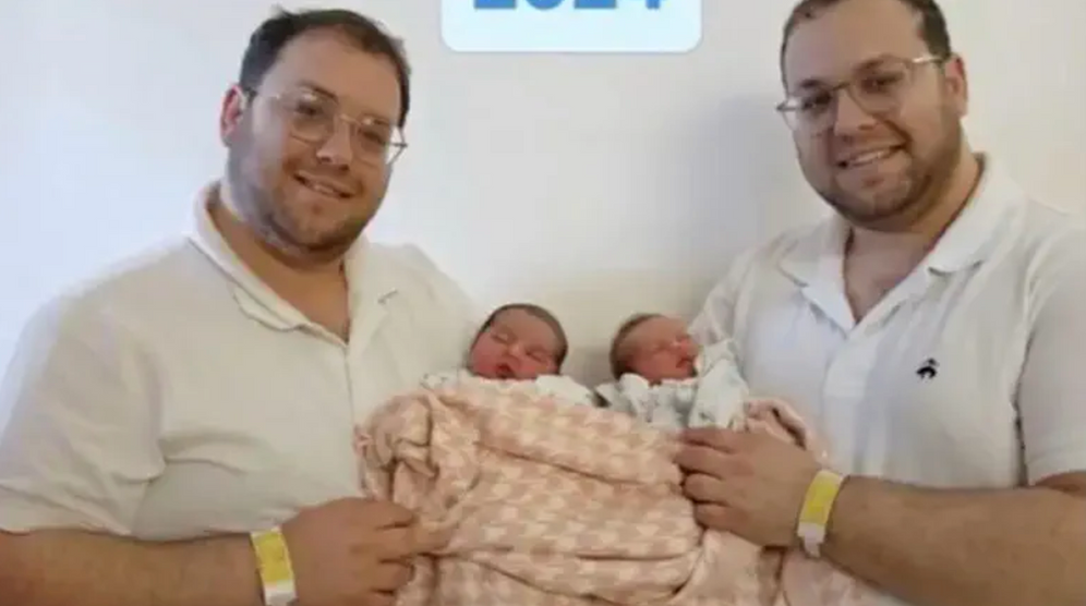 Mishpacha magazine Moshé et Yossef Mizrahi sont devenus pères le même jour, pour la deuxième fois.