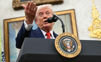 Le président américain Donald Trump annonce, depuis le Bureau ovale de la Maison-Blanche à Washington, un accord avec le laboratoire AstraZeneca visant à faire baisser le prix des médicaments, le 10 octobre 2025. 