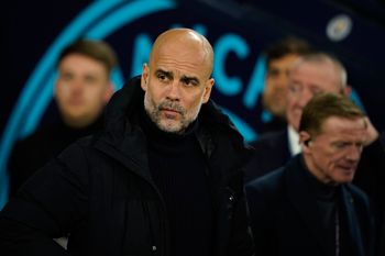 يراقب بيب جوارديولا المدير الفني لفريق مانشستر سيتي من الخطوط الجانبية في بداية مباراة كرة القدم في الدوري الإنجليزي الممتاز بين مانشستر سيتي وأستون فيلا على ملعب الاتحاد في مانشستر، إنجلترا، الأربعاء 3 أبريل 2024.