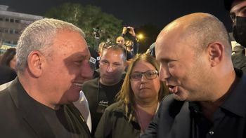 נפתלי בנט וגדי אייזנקוט בעצרת המחאה הערב