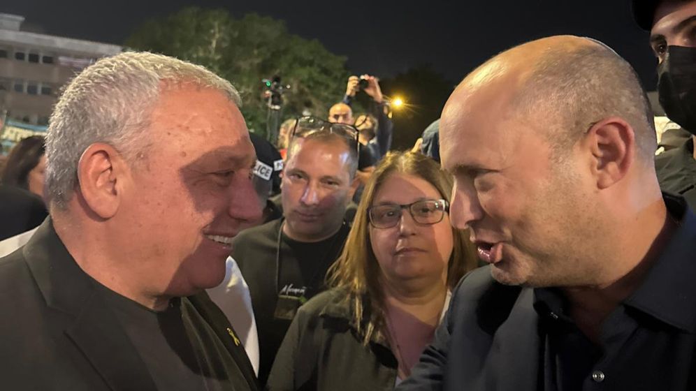 נפתלי בנט וגדי אייזנקוט בעצרת המחאה הערב