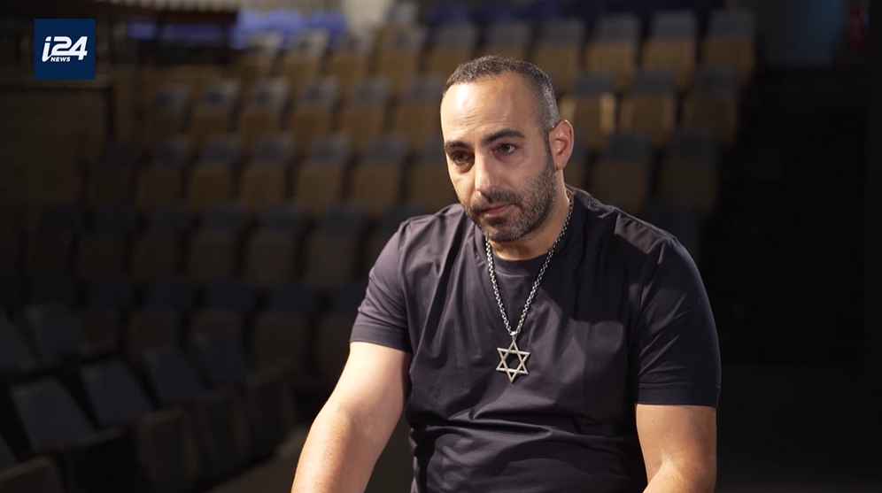 . צוחק על העולם: הסטנדאפיסט הישראלי ששדרג את האנגלית אחרי 7.10 כדי להילחם באנטישמיות